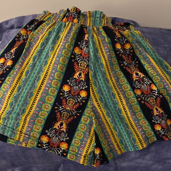 IT’S SHORTS SIZE S, WITH SLIDE POCKETS - Picture 3 of 5